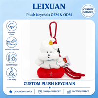 Porte-clés en peluche chiot blanc mignon avec chapeau de fête, base rouge, pendentif chien en peluche doux, mousqueton rouge, cordon pour sac à dos et décoration de sac