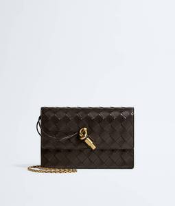 Pochette ouverte de luxe Bottega BV Andiamo sur chaîne en cuir Nappa Intrecciato avec fermeture à nœud signature et chaîne métallique Veneta - Product Image 1