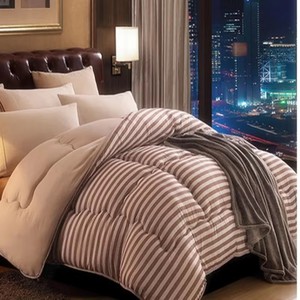Nhà Máy Trực Tiếp Giá OEKO-TEX Tùy Chỉnh Kích Thước Mềm 100% <span class=keywords><strong>Polyester</strong></span> Sọc Ấm Comforter Cho Gia Đình Hiện Đại Bộ Đồ Giường - Product Image 3