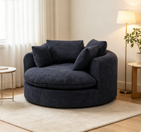 Fauteuil de salon moderne bleu marine en tissu chenille, avec assise profonde enveloppante, dossier haut et coussins, pour hôtel et appartement