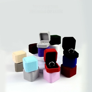 Caja de almacenamiento de exhibición de anillo de terciopelo de <span class=keywords><strong>compromiso</strong></span> de boda con logotipo personalizado caja de pendientes de franela cuadrada embalaje de regalo de joyería de plástico - Product Image 3