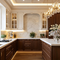 Armoires de cuisine classiques en bois de noyer avec finition de luxe en marbre blanc crème et moulures décoratives pour projets sur mesure en gros