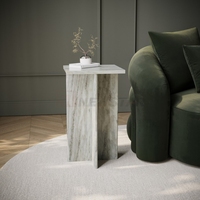 Table d'appoint moderne en marbre avec plateau carré en faux marbre et structure en métal doré, petite taille pour salon et chambre