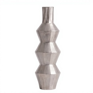 Vase décoratif de luxe en métal argenté, moderne, à texture bombée empilable, pour la décoration intérieure de la maison, du bureau et du hall. - Product Image 1