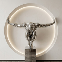 Sculpture moderne en acier inoxydable, homme abstrait accroupi, finition polie miroir, statue d'art public pour la décoration de places urbaines et de monuments.
