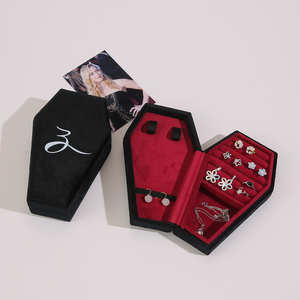 Boîte à bijoux en velours en forme de cercueil, organisateur de bijoux gothique pour les amateurs d'esthétique macabre et sombre - Product Image 2