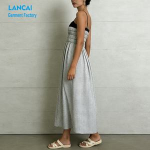 Fabricant de vêtements - Robe mi-longue en popeline de coton légère et respirante à carreaux gingham personnalisée pour femmes - Product Image 3