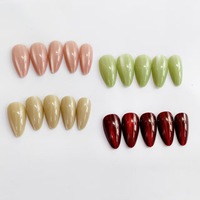 Lot de faux ongles magnétiques œil de chat 4 couleurs mélangées, scintillants, rouge bordeaux, vert, nude, forme amande, réutilisables, couvrance totale