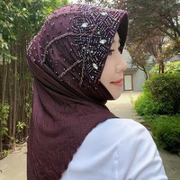 Luxuriöses muslimisches Kopftuch für Frauen: Aufwendige Stickerei, Strass und Perlen auf weichem Polyestergewebe. Elegantes, schlichtes Kopftuch.
