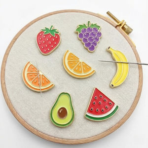 เข็มกลัดโลหะเคลือบแข็งสีทองแบบกำหนดเองได้ พร้อมที่ยึดแม่เหล็กสุดพิเศษ อุปกรณ์เย็บผ้า ที่เก็บเข็ม - Product Image 1