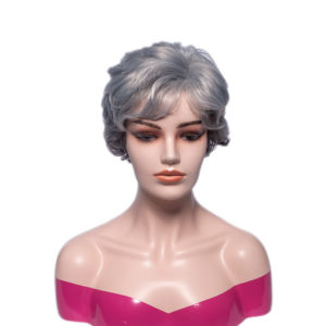 Perruques Courtes Ondulées Pixie Cut Gris Argenté en Gros d'Usine, Perruque Argentée ou Blanche, Cheveux Synthétiques Naturels, Idéales pour Maman - Product Image 4