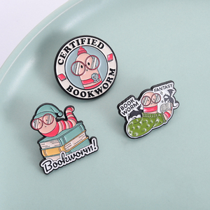 Broches en émail mignonnes pour les amoureux des livres, certifiées Bookworm, broche fantaisie, badge de revers, accessoires, stock en vrac - Product Image 1