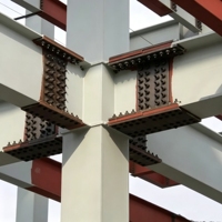 Entrepôt logistique préfabriqué moderne en structure métallique, atelier, garage, hangar avec poutre en acier en forme de H solide et revêtement époxy