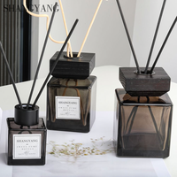 Flacons diffuseurs de parfum carrés élégants et luxueux en verre transparent de 100 ml avec bouchon à vis et bâtonnets en rotin