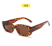 Nouvelle arrivée de petites lunettes de soleil carrées tendance pour femmes Lunettes de soleil colorées en stock