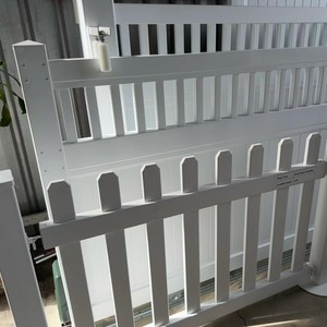 Clôture d'isolement personnalisée pour ferme équine moderne et hippodrome, clôture à piquets peinte en blanc, garde-corps de cour de villa, panneau de clôture de type Grande Muraille - Product Image 1