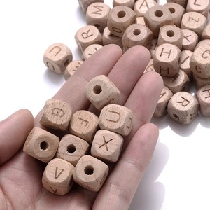 12mm Laser gravé carré <span class=keywords><strong>en</strong></span> <span class=keywords><strong>bois</strong></span> Alphabet <span class=keywords><strong>perles</strong></span> A-Z lettre <span class=keywords><strong>perles</strong></span> pour bébé factice allaitement sucette chaîne accessoires - Product Image 1