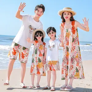 ฤดูร้อนปี 2024 ครอบครัวจับคู่เสื้อผ้าวันหยุด beachwear เสื้อยืดและชุดยาวกับทั้งครอบครัว