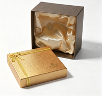Boîte cadeau rigide carrée de luxe avec doublure en satin, logo personnalisé en feuille d'or, ruban et nœud, emballage cadeau