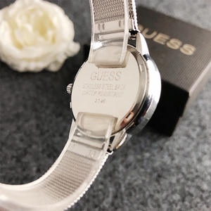 Marque de luxe devine <span class=keywords><strong>montre</strong></span>-bracelet pour femmes cadran en acier inoxydable 35mm affichage en verre à quartz boucle de bracelet en alliage vente chaude pour les filles - Product Image 4