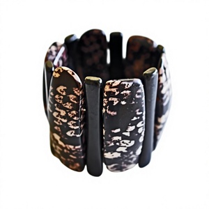 Brazalete de Resina Hecho a Mano con Diseño Elegante y Estampado Animal, Forma Irregular, Artículo Coleccionable para Mujer - Product Image 1