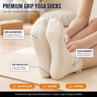 Chaussettes de yoga personnalisées avec broderie marguerite mignonne, antidérapantes sur toute la semelle, en coton doux, pour femmes, idéales pour le Pilates et la barre.