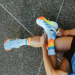 Chaussettes de marathon avec logo personnalisé pour la course à pied Chaussettes de <span class=keywords><strong>compression</strong></span> Performance Respirantes Couleur néon Chaussettes de cyclisme Hommes - Product Image 3