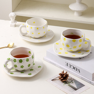 Ensemble de tasses à café en céramique irrégulières façonnées à la main, motifs floraux/à carreaux/nuages peints à la main, tasses de petit-déjeuner multicolores - Product Image 4