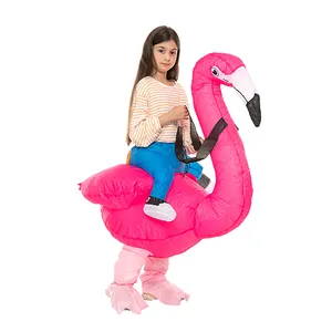 Cadılar bayramı kostüm giyim şişme kostüm üzerinde bir Flamingo binmek