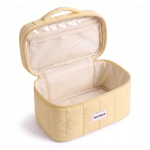 Trousse de Toilette Matelassée Jaune Beurre Grande Capacité avec Poignée Souple en Polycoton T/C Personnalisable Logo OEM - Product Image 1