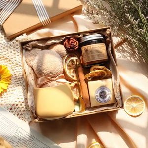 Cesta de Regalo para Damas de Honor OEM/ODM, Set de Spa para Mujer, Caja de Autocuidado con Bombas de Baño, Osito Perfumado, Toalla, Velas y Taza al por Mayor - Product Image 3