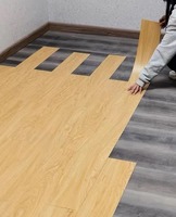 Piso de PVC de Diseño Moderno Grano de Plástico Vinílico SPC para Interiores a Prueba de Agua de 2 mm Instalación con Sistema de Clic