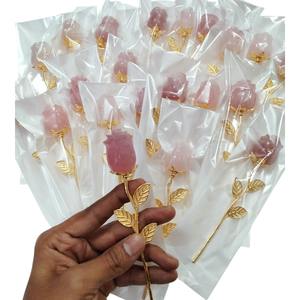 Bouquet de fleurs en cristal de quartz rose avec des feuilles dorées pour l'amour, l'énergie positive, la guérison spirituelle et les cadeaux, en vente - Product Image 4