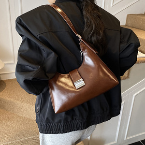 Sac à main pour femme avec boucles en métal souple et bandoulière simple - Product Image 3