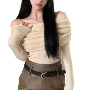 Женская трикотажная рубашка с открытыми плечами