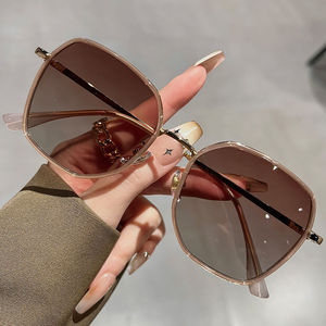 Nouveautés 2026 – Lunettes de soleil vintage en métal pour femme, montures tendance pour toutes les formes de visage, lunettes carrées surdimensionnées, protection UV400 - Product Image 1