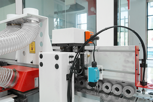 Opération intelligente 8 fonctions Bande de chant automatique Machine <span class=keywords><strong>à</strong></span> plaquer les chants <span class=keywords><strong>à</strong></span> grand moteur avec dispositif d'évitement de trou de charnière - Product Image 6