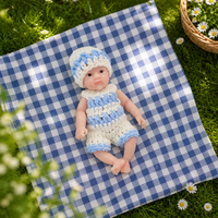 6 Zoll große, vollständig aus Silikon gefertigte Reborn-Babypuppe, wach, mit offenem Augenblick, blau-weißem Häkelstrampler und Mütze, Neugeborenenpuppe für Rollenspiele