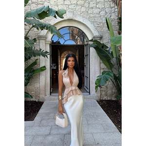 เสื้อครอปผูกเชือกสีเบจลายดอกกุหลาบสำหรับผู้หญิง - Product Image 5