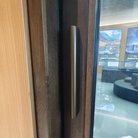 Porte coulissante intérieure moderne en bois recouvert d'aluminium, robuste, à double vitrage, verre trempé, hermétique au gaz, pour villa en noyer