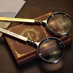 Lupa de mano con lente de 8X y 80 mm, forma de media luna, cristal de lectura de metal para libros y periódicos - Product Image 1