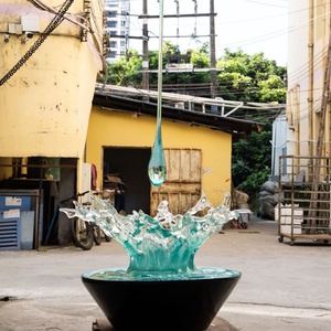 Sculpture abstraite transparente en résine, style vague, moderne et haut de gamme, pour l'art de sol créatif, idéale pour les bureaux de vente, les entrées et les salles d'exposition. - Product Image 6