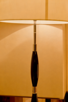 Lampadaire LED contemporain à segmentations, en métal noir brillant, avec abat-jour en tissu, intensité variable, couleur personnalisable