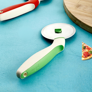 Roulette à pizza Anax, lame en acier inoxydable, manche en plastique vert, design ergonomique antidérapant pour une utilisation en cuisine - Product Image 1