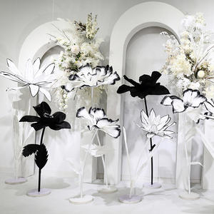 Colonne de fleurs en papier noir et blanc artisanale française, nouvelle décoration de mariage, centre de table, décorations de mariage - Product Image 2
