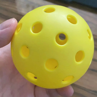 Ensemble de pickleball en plastique TPE à haute élasticité pour l'extérieur 40 trous pour la compétition 26 trous équipements de pickleball de moulage par injection