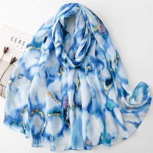 Écharpe longue de plage pour femme, design de marque, style hijab, imprimée à paillettes dorées vintage, avec pompons - Product Image 1