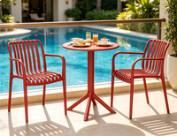 Ensemble de bistro élégant et moderne avec chaises en plastique et table, résistant à la rouille, pour terrasse, patio et magasin