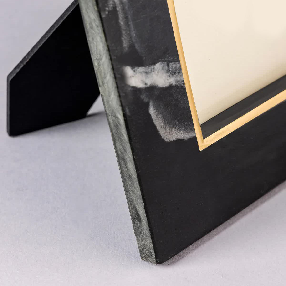 สีเขียวสีดำและสีทอง