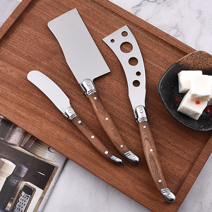 Vente en gros de planche <span class=keywords><strong>à</strong></span> <span class=keywords><strong>fromage</strong></span> en acier inoxydable 420 de nouvelle forme avec jeu de couteaux avec couteau vierge pour couper le <span class=keywords><strong>fromage</strong></span> et le beurre - Product Image 2